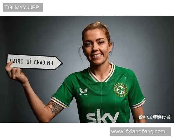 足球明星世纪合影照片女神风采展现球场魅力与时尚完美结合